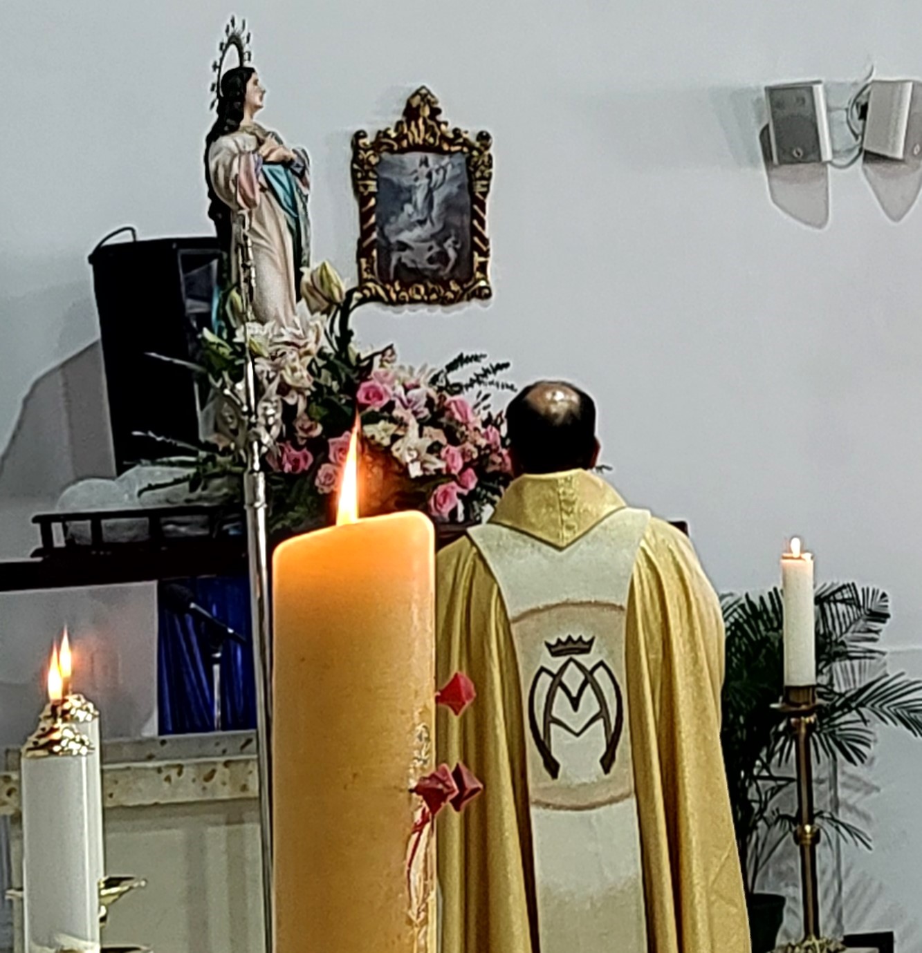 venerando a la Virgen