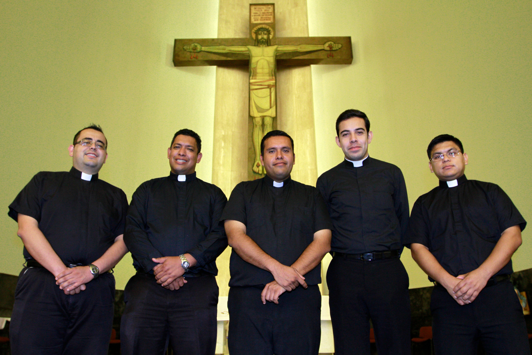 https://arquimedia.s3.amazonaws.com/27/formacion/sacerdotes-peru-catolicojpg.jpg