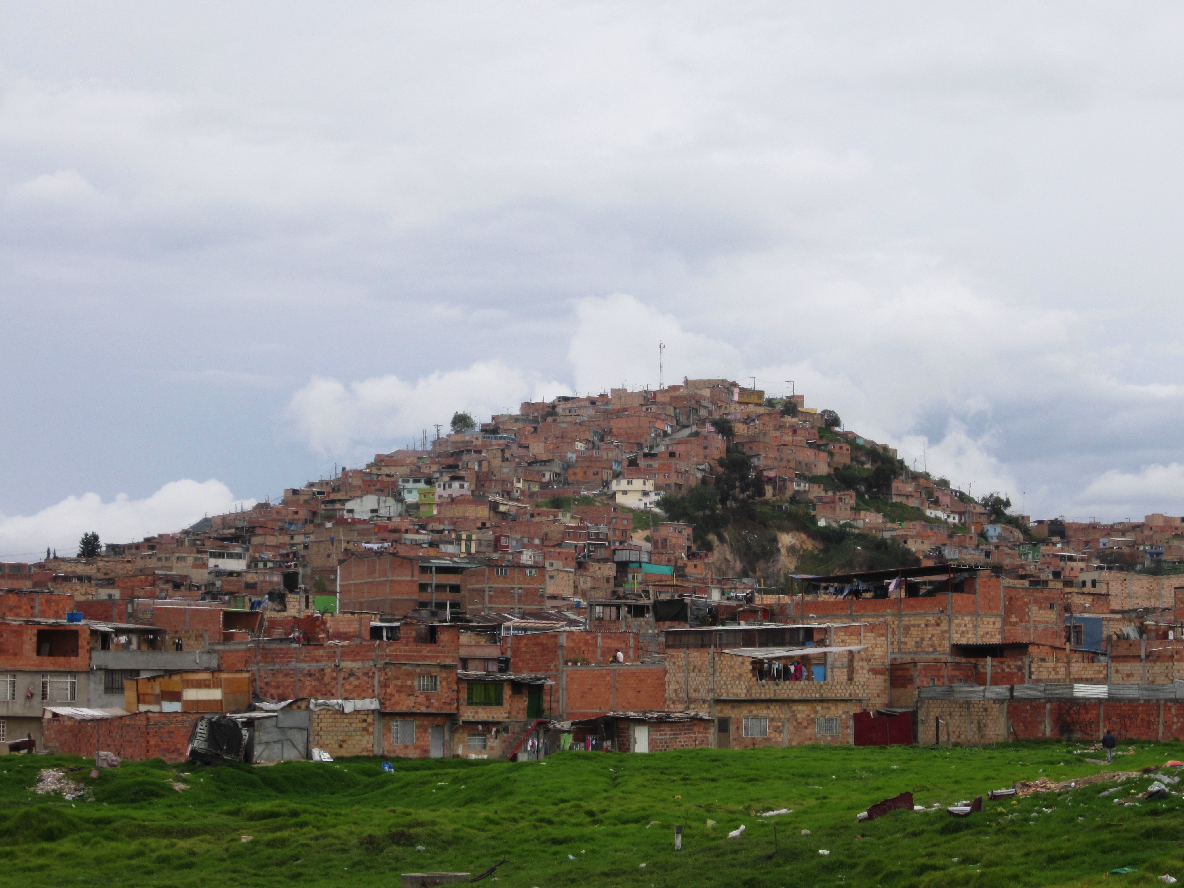 https://arquimedia.s3.amazonaws.com/63/noticias/bogota-cerro-en-ciudad-bolivarjpg.JPG