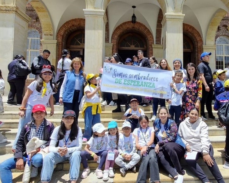 Niños con Cardenal