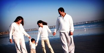 La familia es la principal fuente de transmisión de los valores religiosos y espirituales. Es ella la encargada de acercar los hijos a Dios y enseñarles la fe